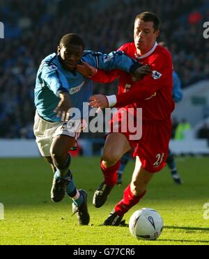 Shaun Wright-Phillips de Manchester City (à gauche) combat avec Jamie Carragher de Liverpool lors de leur troisième match de la Round FA Cup à Maine Road, Manchester. Banque D'Images