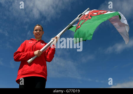 Sport - Jeux du Commonwealth 2014 - Aperçu troisième jour.Pays de Galles gymnaste Francesca Jones lors de l'annonce du porteur du drapeau au village des athlètes de Glasgow, lors des Jeux du Commonwealth de 2014. Banque D'Images