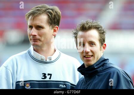 La nouvelle signature de West Ham United Lee Bowyer avec le directeur Glenn Roeder, lors de sa première séance d'entraînement à Upton Park, à l'est de Londres. Banque D'Images