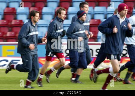 Lee Bowyer (deuxième à gauche), le nouveau membre de l'équipe de West Ham United, court aux côtés de ses nouveaux coéquipiers lors de sa première séance d'entraînement à Upton Park, dans l'est de Londres, après avoir quitté Leeds United. Banque D'Images