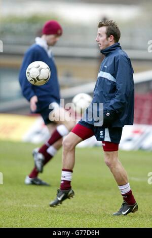 La nouvelle signature de West Ham United Lee Bowyer lors de sa première session d'entraînement à Upton Park, à l'est de Londres, après avoir été déplacé de Leeds United. Banque D'Images