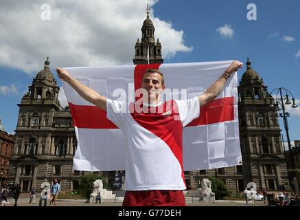 Le porteur du drapeau d'Angleterre Nick Matthew se tient à George Square après l'annonce du porteur du drapeau à England House, Glasgows. Banque D'Images