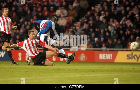 Dwight Yorke, de Blackburn, lance un tir contre Sunderland, lors de son match Barclaycard Premiership au Sunderland's Stadium of Light. Banque D'Images