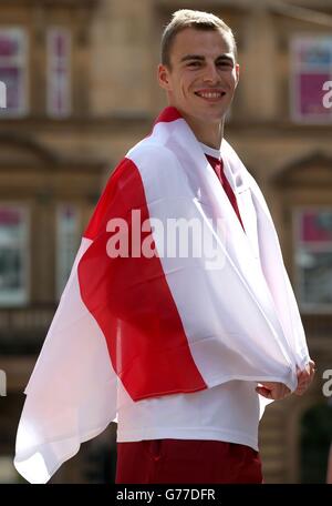 Sport - Jeux du Commonwealth 2014 - Aperçu troisième jour.Le porteur du drapeau d'Angleterre Nick Matthew se tient à George Square après l'annonce du porteur du drapeau à l'Angleterre House, Glasgow. Banque D'Images