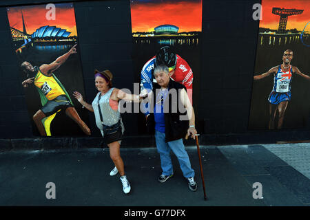 Une murale présentant Usain Bolt et Mo Farah dans la zone de Parkhead de Glasgow avant le début des Jeux du Commonwealth. Banque D'Images