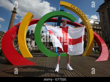 Le porteur du drapeau d'Angleterre Nick Matthew se tient à George Square après l'annonce du porteur du drapeau à l'Angleterre House, Glasgow. Banque D'Images