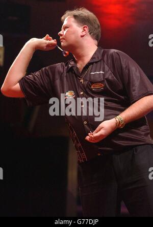 Pays-Bas Raymond Van Barneveld en action contre Mervyn King d'Angleterre lors de leurs championnats de demi-finale hommes Embassy World Darts au Lakeside Country Club, Frimley Green. Banque D'Images