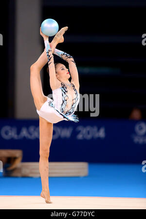 Laura Halford, du pays de Galles, participe à la finale de l'équipe de gymnastique rythmique et à la qualification individuelle à SSE Hydro lors des Jeux du Commonwealth de 2014 à Glasgow. Banque D'Images