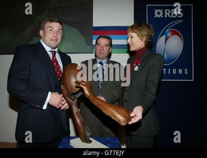 Jason Leonard, en Angleterre, reçoit un prix spécial pour marquer son 100e cap par Lady Victoria Getty et Howard Moody, directeur des communications du groupe RBS, après le match des 6 nations RBS à Twickenham. Banque D'Images