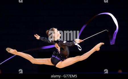 Laura Halford, du pays de Galles, participe à la finale de l'équipe de gymnastique rythmique et à la qualification individuelle à SSE Hydro lors des Jeux du Commonwealth de 2014 à Glasgow. Banque D'Images