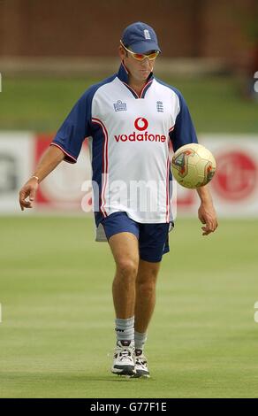 USAGE ÉDITORIAL SEULEMENT - PAS DE VENTES COMMERCIALES : Craig White d'Angleterre lance un football pendant la session team net à Port Elizabeth.L'Angleterre jouera la Namibie au parc St George de la ville demain. Banque D'Images