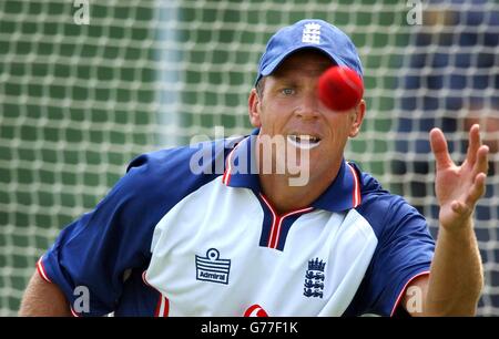 - PAS DE VENTE COMMERCIALE : le cricketer d'Angleterre Alec Stewart participe à la pratique de la capture pendant la session team net à Port Elizabeth, Afrique du Sud. L'Angleterre jouera la Namibie au parc St George de la ville demain. Banque D'Images