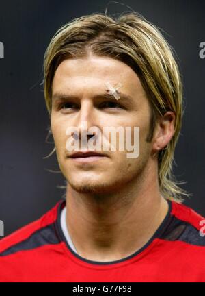 Un plâtre est visible au-dessus du sourcil gauche de David Beckham, le milieu de terrain de Manchester United, lors de la formation de l'équipe avant le match du groupe D de la Ligue des champions de l'UEFA contre Juventus à Old Trafford, Manchester. 17/06/2003: Le capitaine d'Angleterre David Beckham quitte son bien-aimé Manchester United et se dirige vers le Real Madrid dans un contrat de 25 millions, il a été annoncé ce soir, mardi 17 juin 2003. Alors que la superstar du milieu de terrain se délait aujourd'hui pour une tournée promotionnelle en extrême-Orient, le club et le joueur ont finalement terminé deux mois de spéculation sur son avenir. Une déclaration d'Old Trafford a dit Beckham Banque D'Images