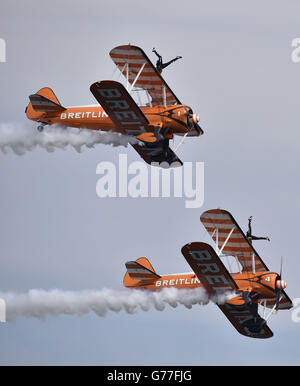 Les marcheurs Breitling se présentent sur le front de mer à Seaburn, dans le cadre du salon aérien international de Sunderland. Banque D'Images