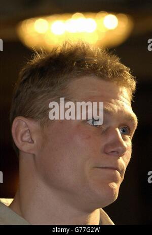 Le joueur de rugby d'Angleterre Josh Lewsey parle aux médias à l'hôtel Team de Bagshot, Surrey, avant le match des RBS 6 Nations contre l'Ecosse de son équipe, samedi à Twickenham. Banque D'Images