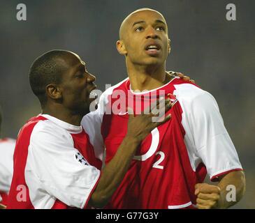 Thierry Henry (à droite) d'Arsenal célèbre ses scores contre Valence avec Sylvain Wiltord, lors de son 2e tour de la Ligue des Champions à Valence. Banque D'Images