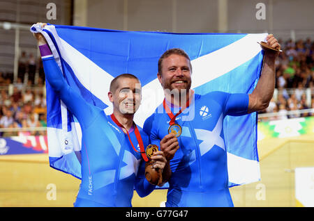 Scotlands Craig Maclean et Neil Fachie avec les médailles d'or qu'ils ont remportées dans le Mens Para Sport Sprint Tandem au vélodrome Sir Chris Hoy lors des Jeux du Commonwealth de 2014 à Glasgow. Banque D'Images