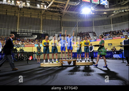 Craig Maclean et Neil Fachie, en Écosse, se sont empais devant la foule en leur présentant leurs médailles d'or pour avoir remporté le Pra Sport Sprint Tandem de Mens au vélodrome Sir Chris Hoy lors des Jeux du Commonwealth de 2014 à Glasgow. Banque D'Images