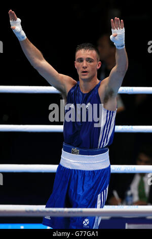 Josh Taylor, en Écosse, célèbre sa victoire sur Kagiso Bagwasi, au Botswana, lors du match de 32 de la série hommes lumière Welter au SECC, lors des Jeux du Commonwealth de 2014 à Glasgow. Banque D'Images