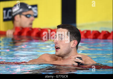 Chris Walker-Hebborn, en Angleterre, et Liam Tancock (derrière la gauche) après s'être qualifié pour la finale de la course dos de 50 m masculin, au centre de natation de Tollcross pendant les Jeux du Commonwealth de 2014 à Glasgow. Banque D'Images