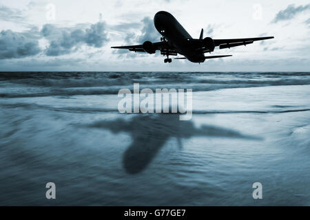 Avion sombre avec la technique d'exposition longue seascape floue et tempête de nuages et la couleur du coucher du soleil au crépuscule, noir et blanc Banque D'Images