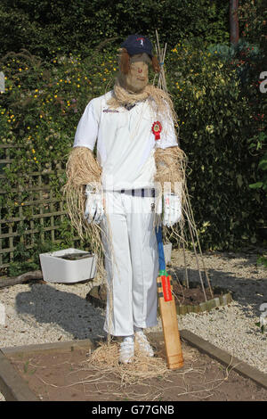 Un joueur de cricket de l'épouvantail à la 16e conférence annuelle de l'Épouvantail Belbroughton Festival. 2013 thème a été meilleur de la Banque D'Images