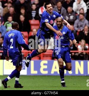 Brian Deane, de Leicester City (à droite), célèbre son but avec son coéquipier Callum Davidson (en haut) lors de son match Nationwide Division One contre Sheffield United à Bramall Lane, Sheffield. PAS D'UTILISATION DU SITE WEB DU CLUB OFFICIEUX. Banque D'Images