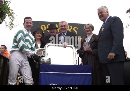 (De gauche à droite) gagnant Jockey Jim Culloty, Eileen Highes, épouse de DT Hughes (entraîneur), Taioseach Bertie Ahern, (propriétaire), Mme J.M. Breen et Richard Burrows de Powers lors de la cérémonie de présentation au Fairyhouse Racecourse, Co. Meath. *...Jim Culloty a gagné les pouvoirs Gold Label Irish Grand National sur Timbera. Banque D'Images