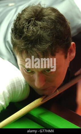 Le Jimmy White d'Angleterre en action pendant le match de l'Embassy World Snooker Championship contre James Wattana en Thaïlande, au Crucible Theatre, Sheffield. Banque D'Images