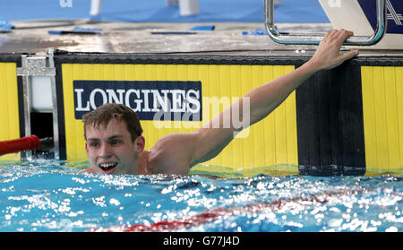 Benjamin, le fier de l'Angleterre, célèbre la victoire de la médaille d'or à la finale Freestyle du 50 m masculin, au centre international de natation de Tollcross, lors des Jeux du Commonwealth 2014 à Glasgow. Banque D'Images