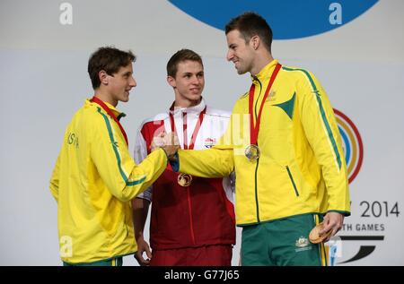 Benjamin Proud (au centre), d'Angleterre, a remporté sa médaille d'or pour la finale Freestyle du 50 m masculin aux côtés du médaillé d'argent Cameron McEvoy (à gauche) et du médaillé de bronze James Magnussen, au centre de natation international de Tollcross, lors des Jeux du Commonwealth de 2014 à Glasgow. Banque D'Images