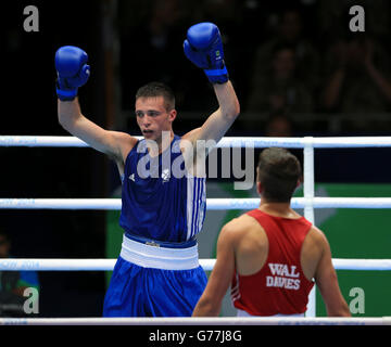 Josh Taylor, en Écosse, célèbre sa victoire sur Zack Davies, au pays de Galles (À droite) dans le quart de finale de Welter léger pour hommes Banque D'Images