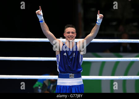 Josh Taylor, en Écosse, célèbre sa victoire sur Zack Davies, au pays de Galles, lors du match du quart de finale de Welter léger pour hommes au SECC, lors des Jeux du Commonwealth de 2014 à Glasgow. Banque D'Images