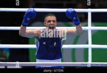 Josh Taylor, en Écosse, célèbre sa victoire sur Zack Davies, au pays de Galles, lors du match du quart de finale de Welter léger pour hommes au SECC, lors des Jeux du Commonwealth de 2014 à Glasgow. Banque D'Images