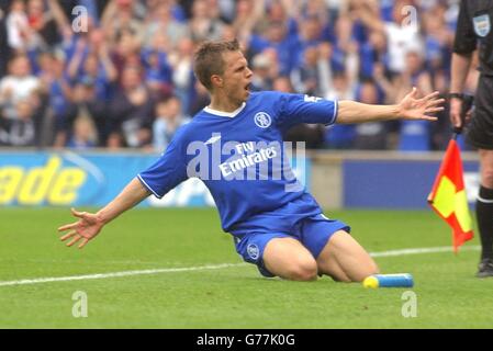 Le Jesper Gronkjaer de Chelsea célèbre son score contre Liverpool lors de son match de First ership FA Barclaycard au stade Stamford Bridge de Chelsea à Londres. Banque D'Images