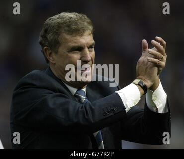 Trevor Brooking, le directeur de la conciergerie de West Ham United, montre sa tristesse après son match de First ership de FA Barclaycard au terrain St Andrews de Birmingham.West Ham ont été relégués après la fin du match 2-2.* 24/08/03 West Ham a mis fin au contrat de Glenn Roeder avec effet immédiat, le dimanche 24 août 2003.Roeder, qui a subi une chirurgie la saison dernière sur une tumeur du cerveau, est retourné au travail à Upton Park en été après la relégation du club par le Barclaycard Premiership.Brooking a été annoncé en tant que directeur intérimaire.. Banque D'Images