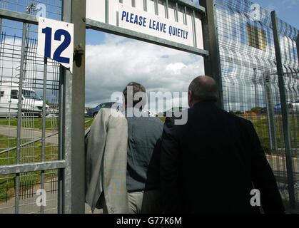 Bristol Shoguns Président, Malcolm Pearce (à gauche), part après une conférence de presse au Memorial Ground, Bristol, où il a annoncé qu'il renonçait au contrôle du club. * Pearce insiste sur le fait que le club continuera la saison prochaine, jouant dans la Ligue nationale un après avoir été relégué de la Zurich Premiership le week-end dernier. Pearce a informé le club en décembre dernier qu'il mettrait fin à son engagement financier, qui est estimé à environ 9 millions, à la fin de cette saison. Banque D'Images