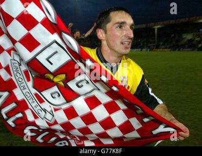 Simon Yeo, le gardien de but de Lincoln City, célèbre alors que son équipe arrive à la finale du match, lors de son match de troisième division à l'échelle nationale, à Glanford Park, Scunthorpe. Banque D'Images