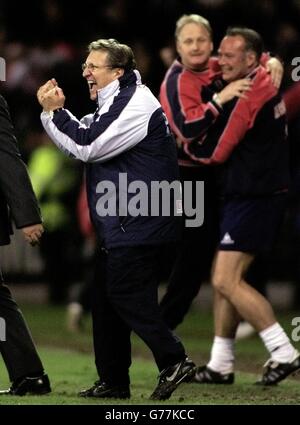 Neil Warnock, directeur de Sheffield United, célèbre la victoire de son équipe sur la forêt de Nottingham, lors de son match de la Nationwide Division One au Bramall Lane, à Sheffield.. Banque D'Images