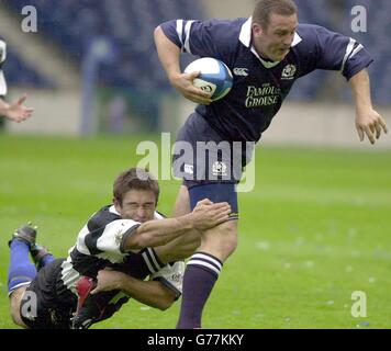 Brendan Laney, en Écosse, relève les défis d'Aurelien Rougeriel, de Barbaran, lors de son match international de rugby Lloyds TSB Tour à Murrayfield, Édimbourg. Banque D'Images