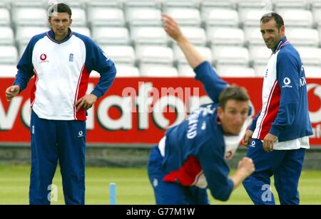 Stev Harmison (à gauche) et Richard Johnson, en Angleterre, regardent James Kirley s'trains avant le match d'essai de jeudi contre le Zimbabwe au bord de l'eau. Banque D'Images