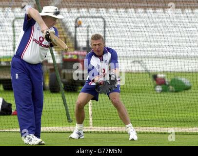 L'entraîneur d'Angleterre Duncan Fletcher avec le gardien de cricket Alec Stewart pendant l'entraînement au Riverside Ground du Durham County Cricket Club à Chester le Street, alors que l'Angleterre se prépare, pour le deuxième match de test entre contre le Zimbabwe.* ce sera la première fois qu'un test aura lieu au sol et la première dans le Nord-est. Banque D'Images