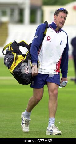 Ashley Giles en Angleterre pendant l'entraînement au Riverside Ground du Durham County Cricket Club à Chester le Street, alors que l'Angleterre se prépare, pour le deuxième match de test entre contre le Zimbabwe.Ce sera la première fois qu'un essai aura lieu au sol et la première fois dans le Nord-est. Banque D'Images