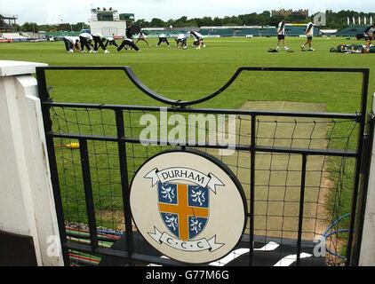 L'équipe de cricket de l'Angleterre pendant l'entraînement au Riverside Ground du Durham County Cricket Club à Chester le Street, alors que l'Angleterre se prépare, pour le deuxième Test match entre contre le Zimbabwe. Ce sera la première fois qu'un essai aura lieu au sol et la première fois dans le Nord-est. Banque D'Images