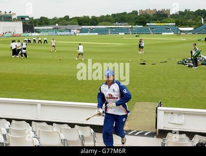 Le capitaine de l'Angleterre Nasser Hussain s'entraîne sur le terrain de l'entraînement au Riverside Ground du Durham County Cricket Club à Chester le Street, alors que l'Angleterre se prépare, pour le deuxième match de test entre affronter le Zimbabwe. * ce sera la première fois qu'un test aura lieu au sol et la première dans le Nord-est. Banque D'Images