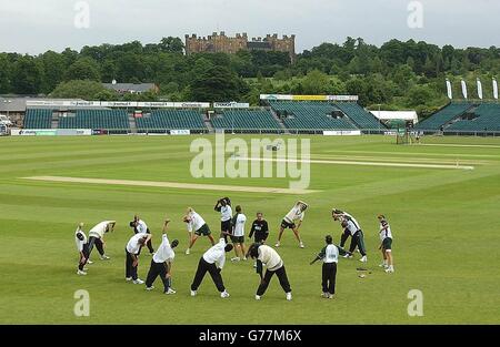 L'équipe du Zimbabwe pendant l'entraînement au Riverside Ground du Durham County Cricket Club à Chester le Street, alors qu'ils se préparent, pour le deuxième Test match entre contre l'Angleterre.Ce sera la première fois qu'un essai aura lieu au sol et la première fois dans le Nord-est. Banque D'Images