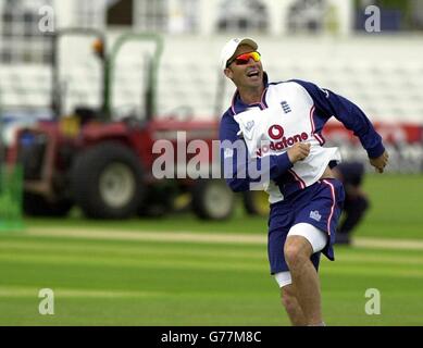 Le capitaine d'Angleterre Nasser Hussain pendant l'entraînement au Riverside Ground du Durham County Cricket Club à Chester le Street, alors que l'Angleterre se prépare, pour le deuxième match de test entre contre le Zimbabwe. Ce sera la première fois qu'un essai aura lieu au sol et la première fois dans le Nord-est. Banque D'Images