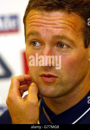 Paul Lambert, écossais, lors de la conférence de presse avant le match sur leur terrain d'entraînement à Dumbarton, devant leur qualification pour l'Euro 2004 contre l'Allemagne. Banque D'Images