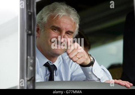 Rudi Voller, le directeur allemand, donne les pouces aux photographes alors que l'équipe nationale allemande de football quitte l'aéroport de Glasgow, avant le qualificatif de l'Euro 2004 contre l'Ecosse samedi à Hampden Park, Glasgow. Banque D'Images