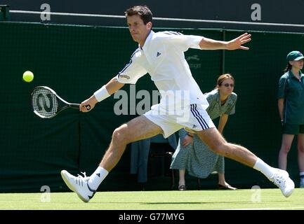 , PAS D'UTILISATION DE TÉLÉPHONE MOBILE. La star britannique de tennis Tim Henman en action contre Tomas Zib de la République tchèque sur le court 1 aux championnats de tennis de pelouse de toute l'Angleterre à Wimbledon. Banque D'Images